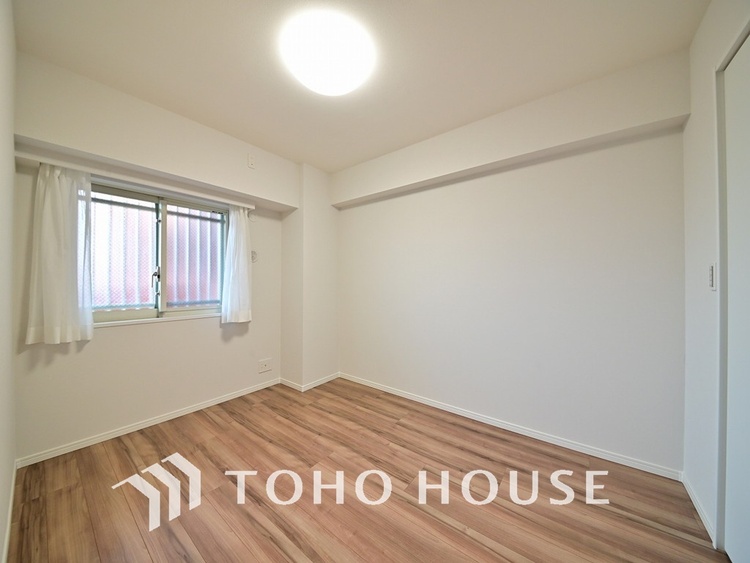 内装 採光もある洋室は、くつろぎのひと時を過ごすのにぴったり