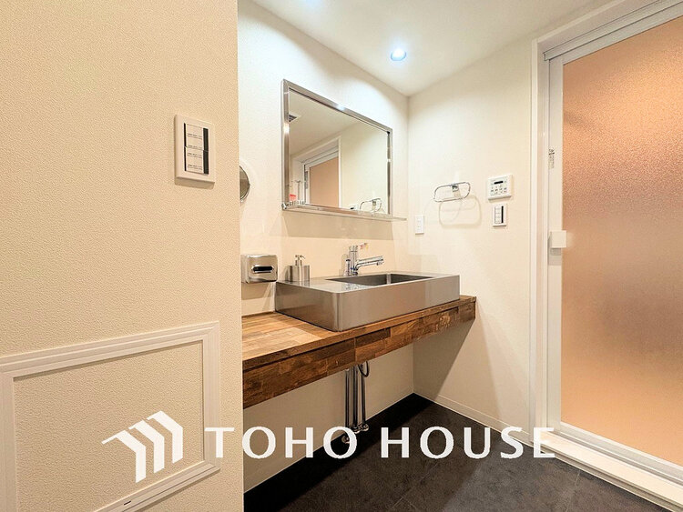 洗面 白を基調とした清潔感のある洗面室で朝の身支度を