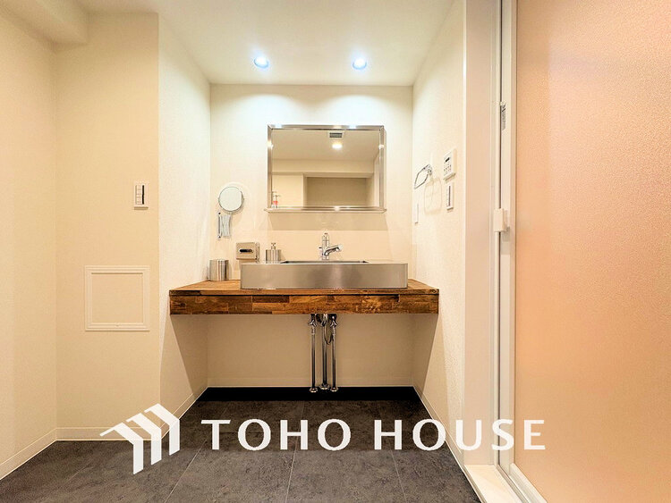 洗面 落ち着きのある色合いでまとめられた洗面室