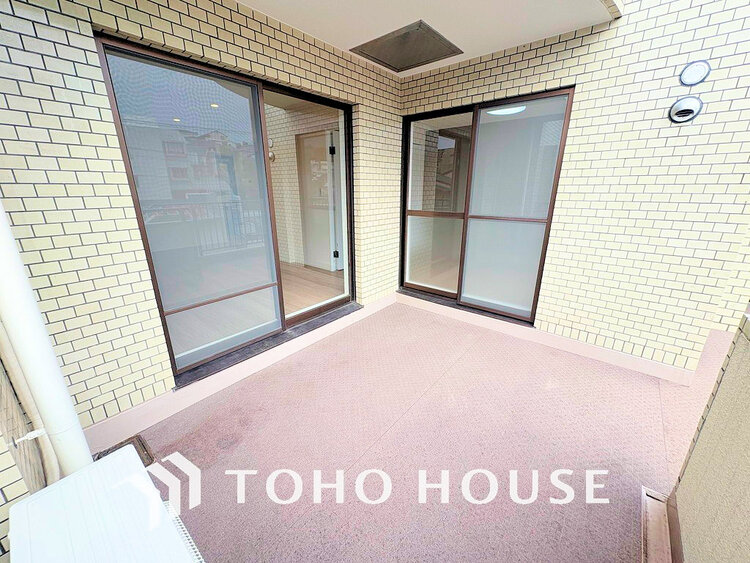 バルコニー 日当たりの良いバルコニーで晴れの日の洗濯物も楽しみになりますね