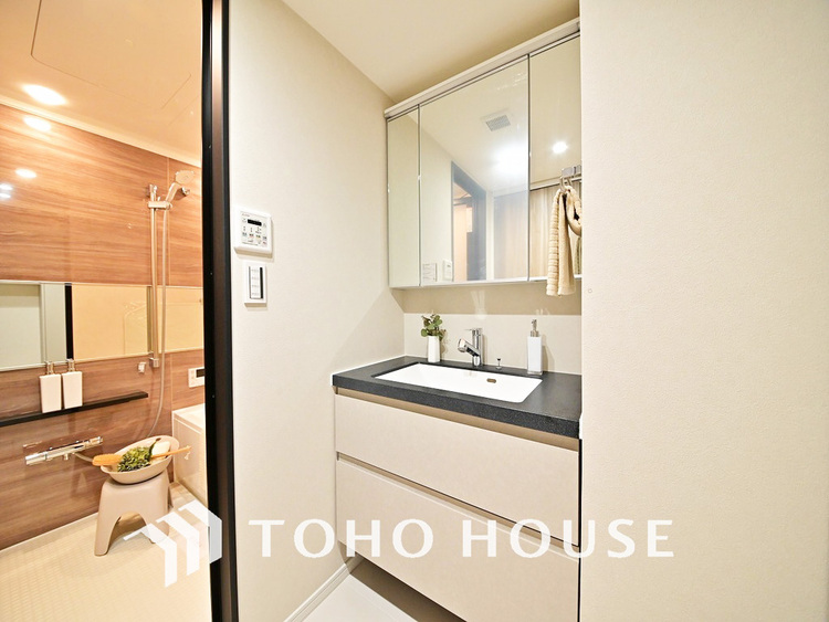 洗面 新規設置の洗面化粧台。収納豊富で使い勝手の良い3面鏡です