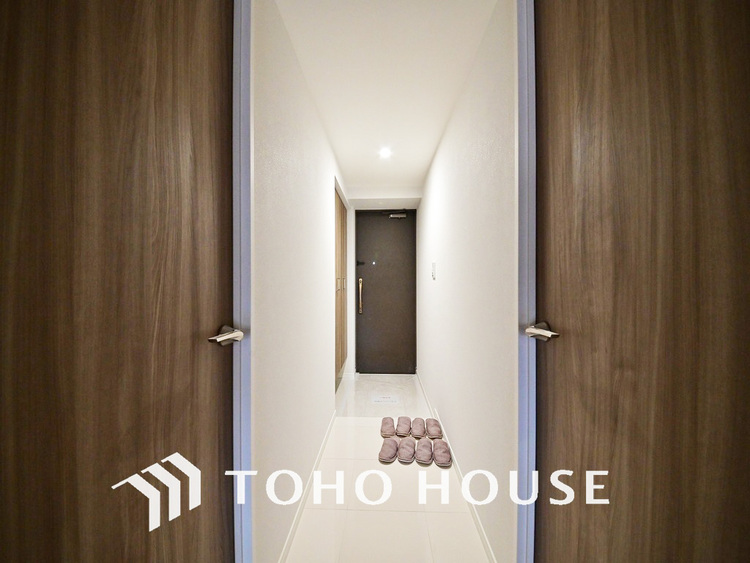 玄関 飾り過ぎないシンプルな内装の玄関