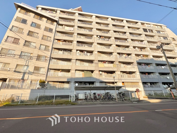 外観 ほんの少しのこだわり。ちょっとした色使いがその家がもつ雰囲気、趣（おもむき）を携え、暮らす家族や訪ねてくる友人・知人に新鮮な香りを運んできます。