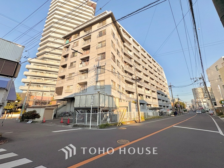 外観 ほんの少しのこだわり。ちょっとした色使いがその家がもつ雰囲気、趣（おもむき）を携え、暮らす家族や訪ねてくる友人・知人に新鮮な香りを運んできます。