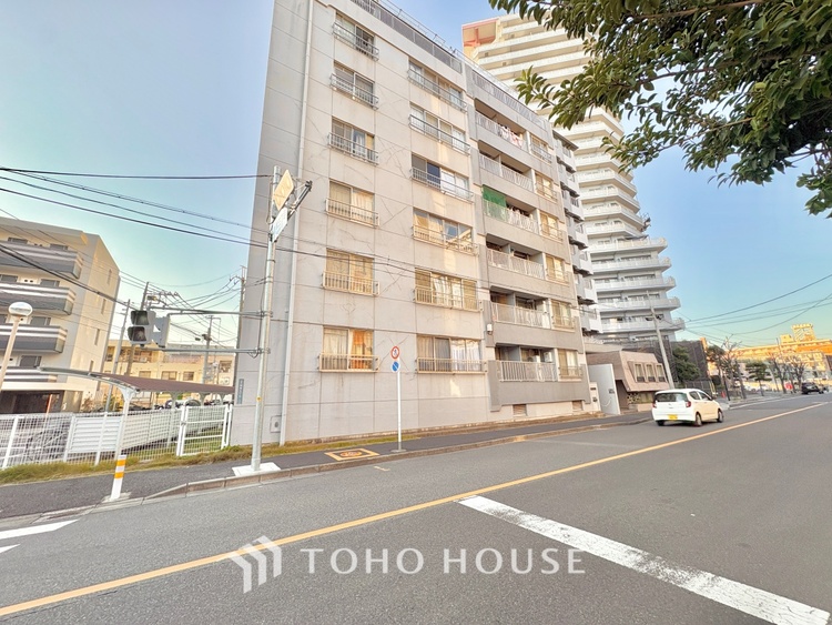 外観 ほんの少しのこだわり。ちょっとした色使いがその家がもつ雰囲気、趣（おもむき）を携え、暮らす家族や訪ねてくる友人・知人に新鮮な香りを運んできます。