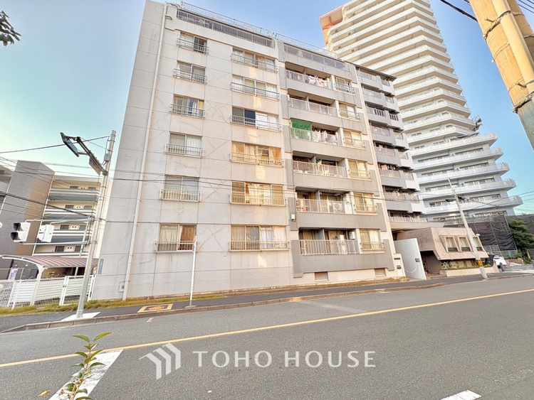 外観 ほんの少しのこだわり。ちょっとした色使いがその家がもつ雰囲気、趣（おもむき）を携え、暮らす家族や訪ねてくる友人・知人に新鮮な香りを運んできます。