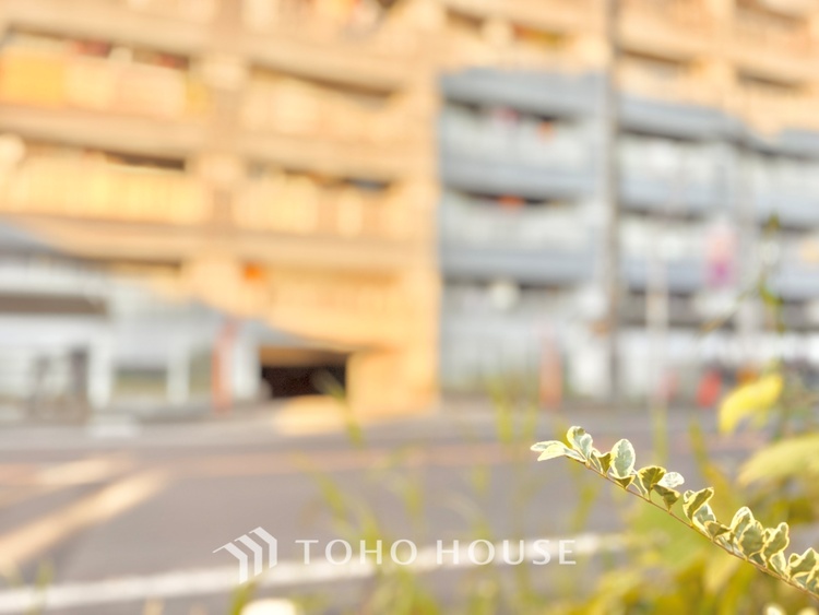 外観 ほんの少しのこだわり。ちょっとした色使いがその家がもつ雰囲気、趣（おもむき）を携え、暮らす家族や訪ねてくる友人・知人に新鮮な香りを運んできます。