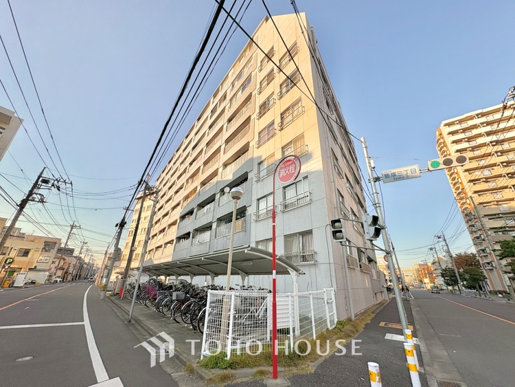 外観 ほんの少しのこだわり。ちょっとした色使いがその家がもつ雰囲気、趣（おもむき）を携え、暮らす家族や訪ねてくる友人・知人に新鮮な香りを運んできます。