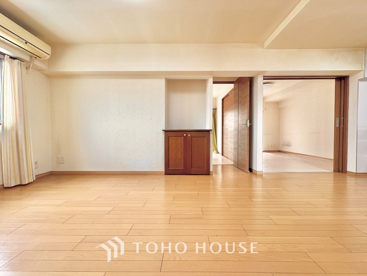 内装 ここにはみんなが集い、食事と楽しい会話が始まる。