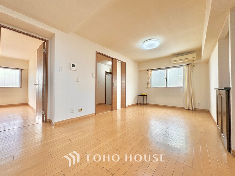 内装 ここにはみんなが集い、食事と楽しい会話が始まる。話に夢中になりすぎて、ついつい時を忘れ夜半過ぎになってしまう。そんな束の間の幸せを感じさせてくれる場所でありたい。