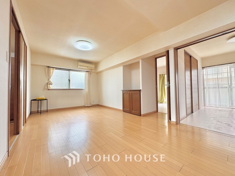 内装 ここにはみんなが集い、食事と楽しい会話が始まる。話に夢中になりすぎて、ついつい時を忘れ夜半過ぎになってしまう。そんな束の間の幸せを感じさせてくれる場所でありたい。