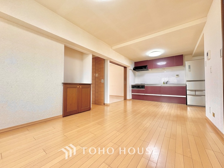 内装 ここにはみんなが集い、食事と楽しい会話が始まる。話に夢中になりすぎて、ついつい時を忘れ夜半過ぎになってしまう。そんな束の間の幸せを感じさせてくれる場所でありたい。