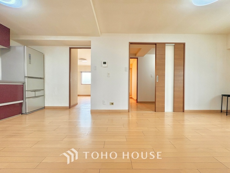 内装 ここにはみんなが集い、食事と楽しい会話が始まる。話に夢中になりすぎて、ついつい時を忘れ夜半過ぎになってしまう。そんな束の間の幸せを感じさせてくれる場所でありたい。