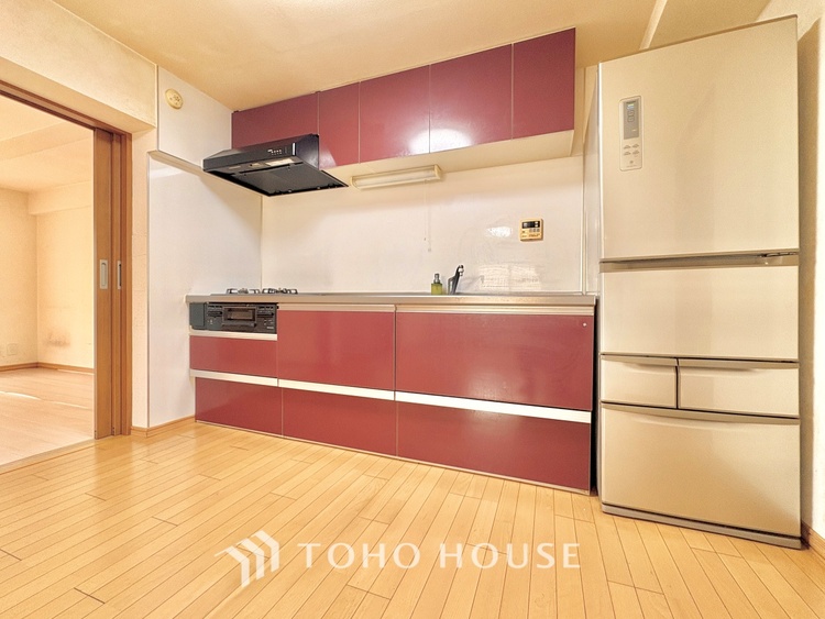 キッチン 【Kitchen】調理しながらもご家族のお顔が見れるカウンターキッチン。ついつい料理中お子様の様子が気になるもの。安心してお料理に取り組んでいただけます。会話だって自然とはずむはず。