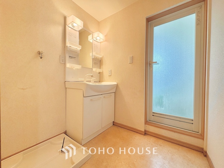 洗面 清潔感あふれる洗面化粧台で、毎日の身支度を快適にサポートします。