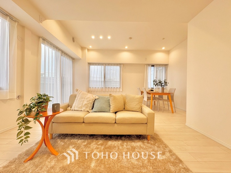 内装 ここにはみんなが集い、食事と楽しい会話が始まる。話に夢中になりすぎて、ついつい時を忘れ夜半過ぎになってしまう。