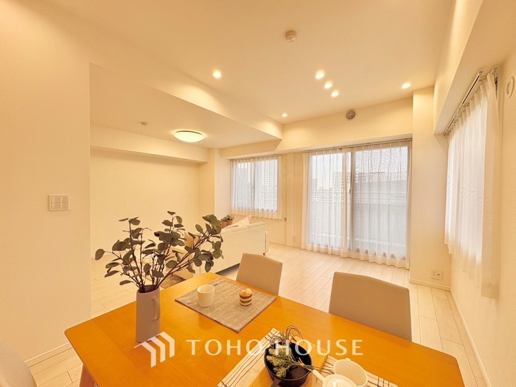 内装 ここにはみんなが集い、食事と楽しい会話が始まる。