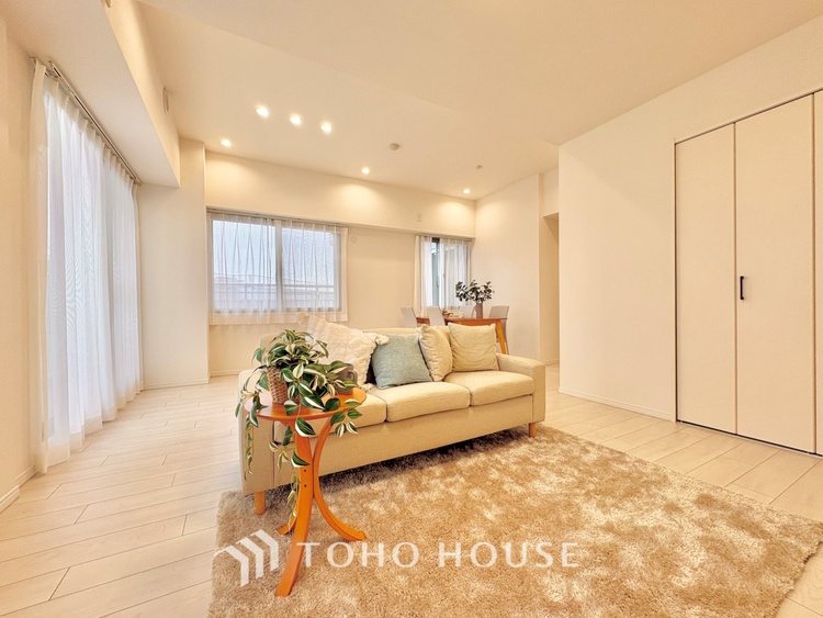 内装 ここにはみんなが集い、食事と楽しい会話が始まる。話に夢中になりすぎて、ついつい時を忘れ夜半過ぎになってしまう。そんな束の間の幸せを感じさせてくれる場所でありたい。