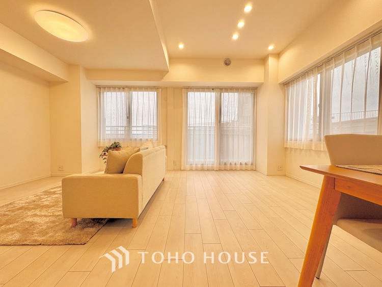 内装 ここにはみんなが集い、食事と楽しい会話が始まる。話に夢中になりすぎて、ついつい時を忘れ夜半過ぎになってしまう。そんな束の間の幸せを感じさせてくれる場所でありたい。