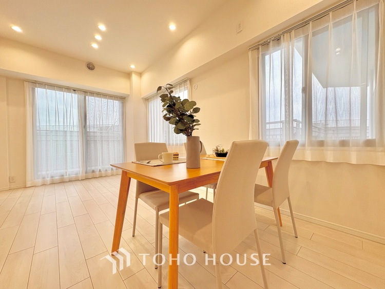 内装 ここにはみんなが集い、食事と楽しい会話が始まる。話に夢中になりすぎて、ついつい時を忘れ夜半過ぎになってしまう。そんな束の間の幸せを感じさせてくれる場所でありたい。