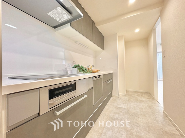 キッチン 【Kitchen】調理しながらもご家族のお顔が見れるカウンターキッチン。ついつい料理中お子様の様子が気になるもの。安心してお料理に取り組んでいただけます。会話だって自然とはずむはず。