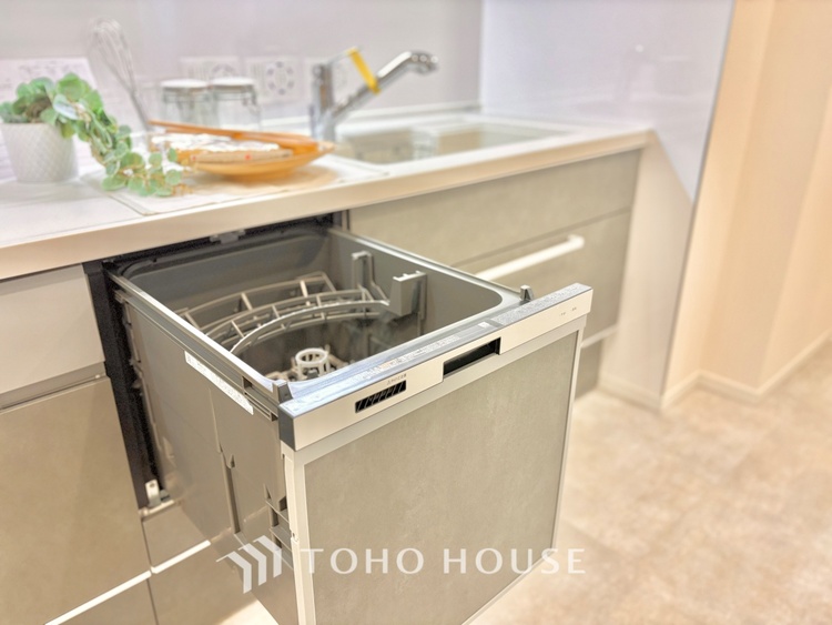 キッチン 【Kitchen】キッチンは家族の絆を育む大切な空間。シンプルで使い易いSystemKitchenで愉しく作る料理は愛情のある美味しいご馳走に。