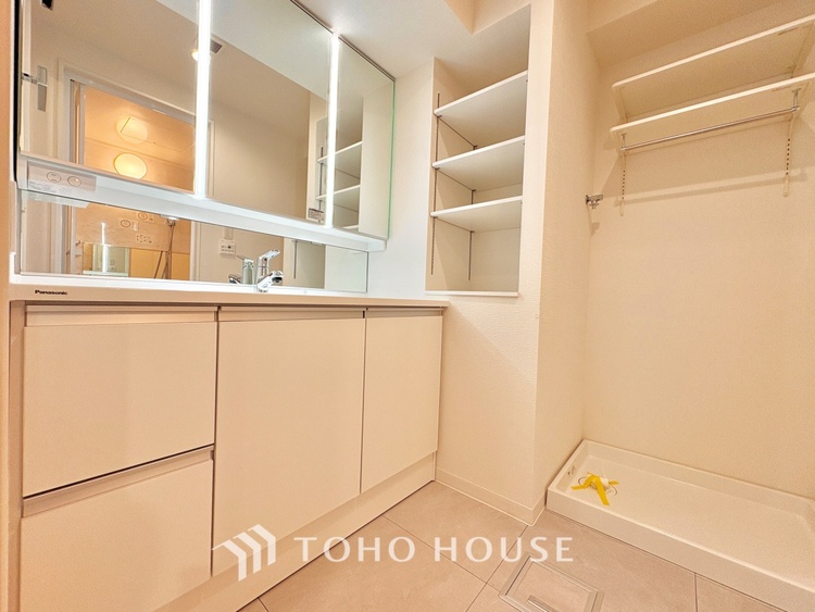 洗面 清潔感あふれる洗面化粧台で、毎日の身支度を快適にサポートします。