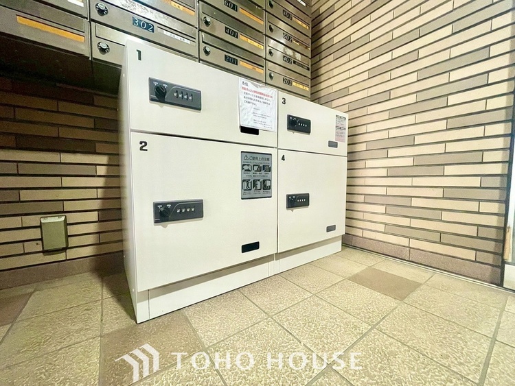 エントランス ほんの少しのこだわり。ちょっとした色使いがその家がもつ雰囲気、趣（おもむき）を携え、暮らす家族や訪ねてくる友人・知人に新鮮な香りを運んできます。