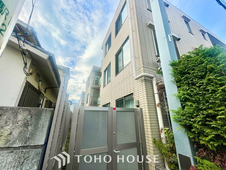 外観 ほんの少しのこだわり。ちょっとした色使いがその家がもつ雰囲気、趣（おもむき）を携え、暮らす家族や訪ねてくる友人・知人に新鮮な香りを運んできます。