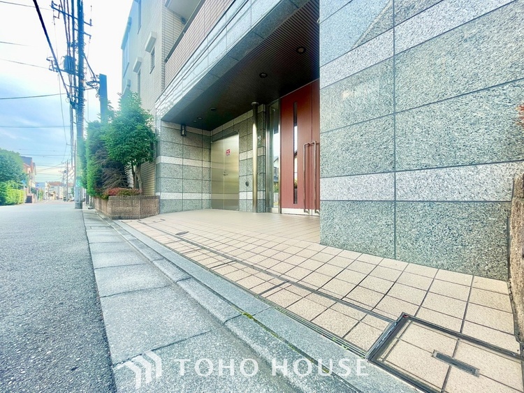 外観 ほんの少しのこだわり。ちょっとした色使いがその家がもつ雰囲気、趣（おもむき）を携え、暮らす家族や訪ねてくる友人・知人に新鮮な香りを運んできます。