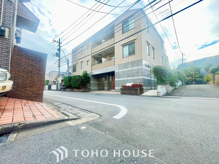 外観 ほんの少しのこだわり。ちょっとした色使いがその家がもつ雰囲気、趣（おもむき）を携え、暮らす家族や訪ねてくる友人・知人に新鮮な香りを運んできます。