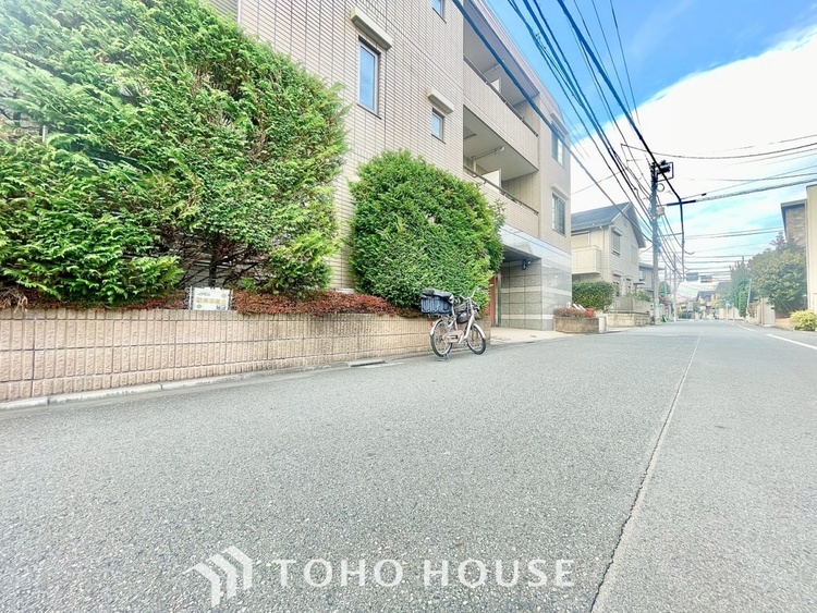 外観 ほんの少しのこだわり。ちょっとした色使いがその家がもつ雰囲気、趣（おもむき）を携え、暮らす家族や訪ねてくる友人・知人に新鮮な香りを運んできます。