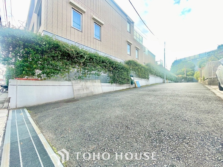 外観 ほんの少しのこだわり。ちょっとした色使いがその家がもつ雰囲気、趣（おもむき）を携え、暮らす家族や訪ねてくる友人・知人に新鮮な香りを運んできます。