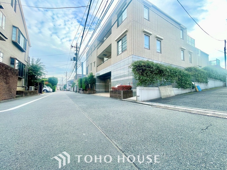 外観 ほんの少しのこだわり。ちょっとした色使いがその家がもつ雰囲気、趣（おもむき）を携え、暮らす家族や訪ねてくる友人・知人に新鮮な香りを運んできます。