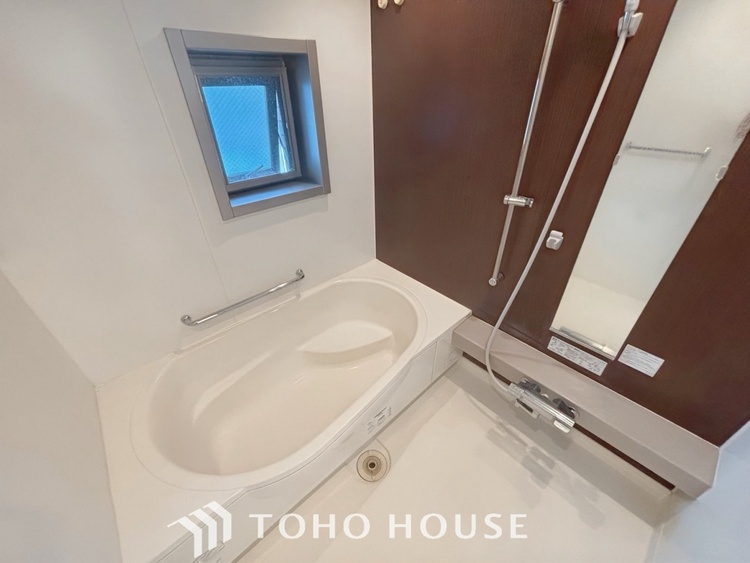 風呂 【Bathroom】『一日の疲れを落としてくれる場所は、一番落ち着く場所でなければならない』高級感溢れるカラーと大きさ・柔らかな曲線で構成された半身浴も楽しめるバスタブが心地よさをもたらします。