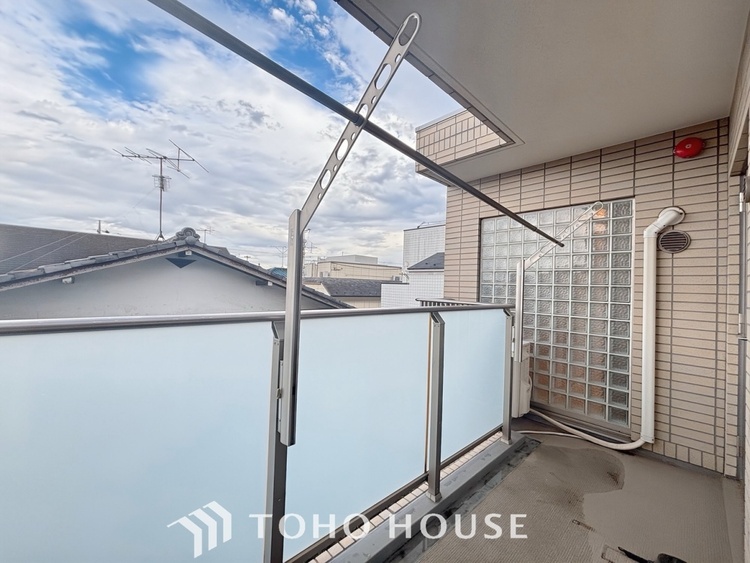 バルコニー 流れる時をより芳醇なコーヒーの様な色彩奏でるアダージョ。そして情景豊かな作品のような暮らしがイメージできる。