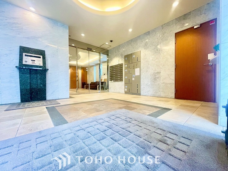 エントランス ほんの少しのこだわり。ちょっとした色使いがその家がもつ雰囲気、趣（おもむき）を携え、暮らす家族や訪ねてくる友人・知人に新鮮な香りを運んできます。