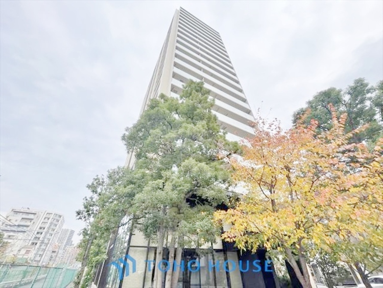 外観 ◆木漏れ日◆の様な採光が優しく足元を照らし、心地いい暮らしの道しるべを写し出す。この空間で過ごす家族との語らいの時間がとても素敵で幸せを感じるかもしれない。