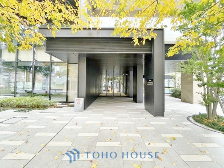 エントランス ◆居心地のいい暮らし◆には欠かせない眩い採光。ゆったりとした幅の窓からこの空間に降り注ぐ採光が絶えない。明るいリビングこそ居心地のいい暮らしが待っているのだと思う。