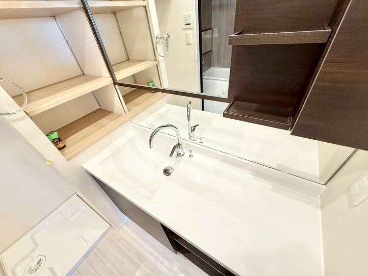 その他 清潔感を感じられる洗面化粧台。