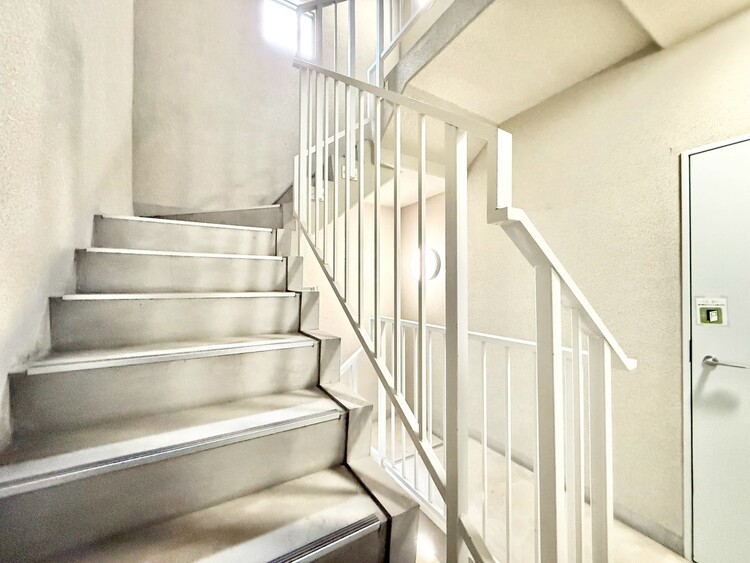 その他 共用部の階段です。明るく清潔に管理されています。
