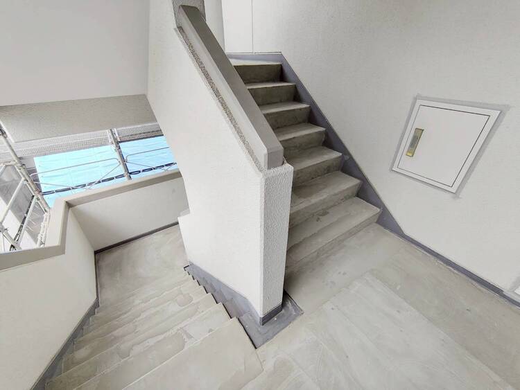 その他 共用部の階段です。明るく清潔に管理されています。