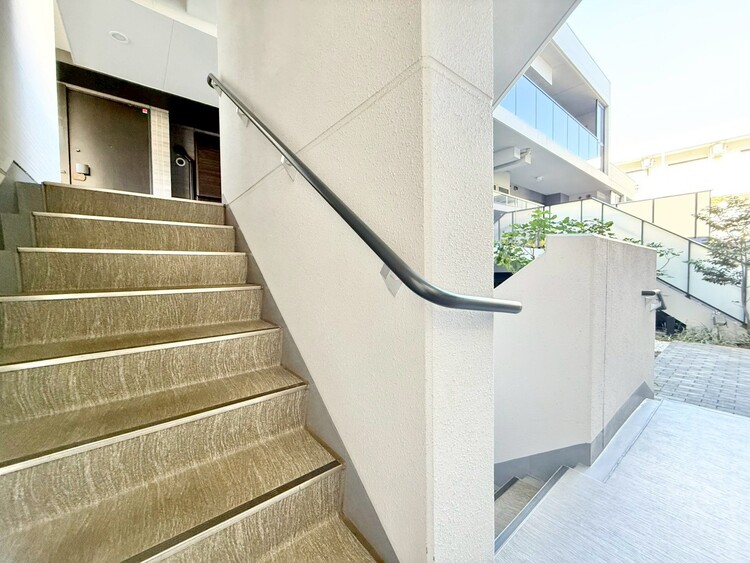 その他 共用部の階段です。明るく清潔に管理されています。