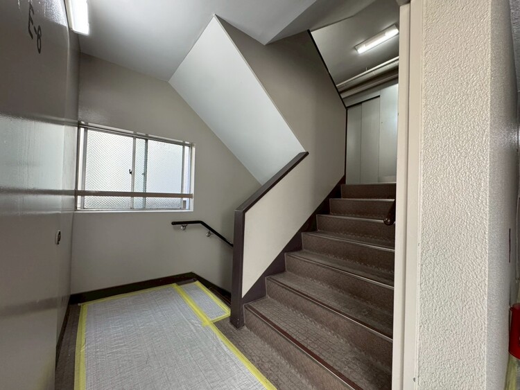 その他 共用部の階段です。明るく清潔に管理されています。