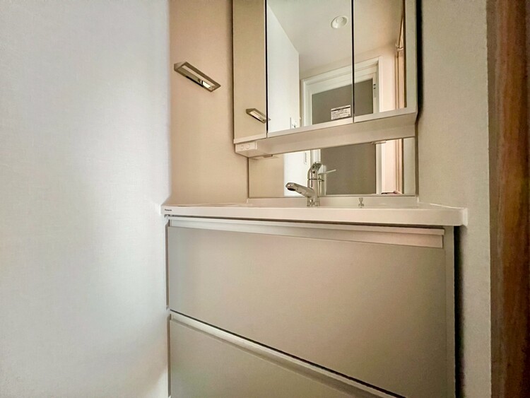 その他 清潔感を感じられる洗面化粧台。