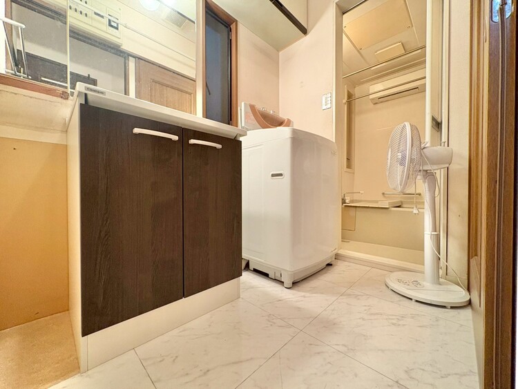 その他 十分な広さの脱衣所。