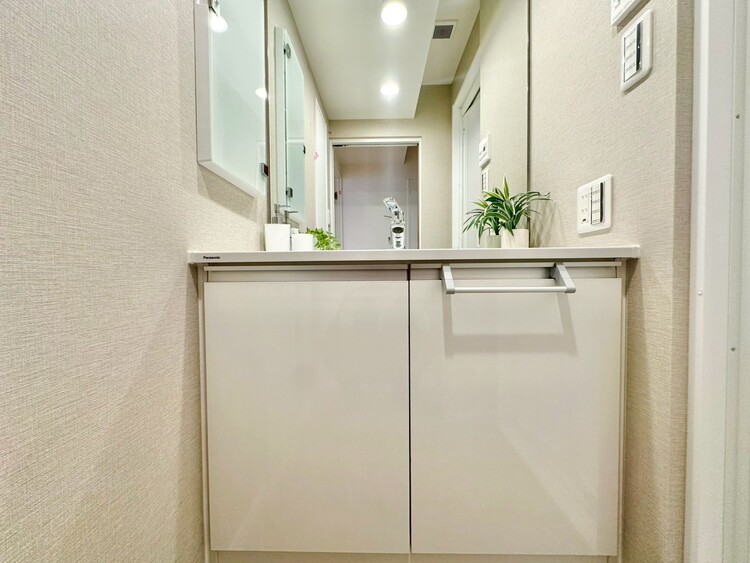 その他 清潔感を感じられる洗面化粧台。
