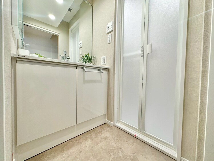 その他 十分な広さの脱衣所。