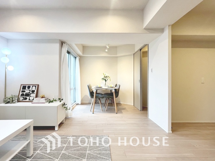 内装 【LIVING】◆眩い◆光が燦々と入り、家族の笑顔を照らす。「いつまでも続いて」と願う夢のような毎日がここにある。