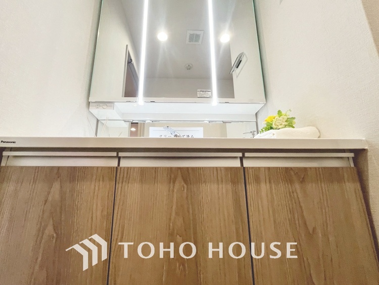 洗面 【WASHROOM】◆快適◆煌びやかな暮らしの中にも忘れたくない快適さ。大きな収納が助けてくれます。
